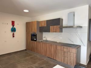 Deluxe Apartment 2 Bed with Balcony - by HostMT