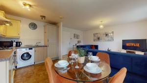 2 Bedroom House Near City Centre with Parking