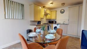 2 Bedroom House Near City Centre with Parking