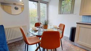 2 Bedroom House Near City Centre with Parking