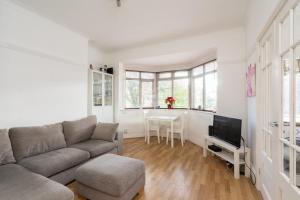 Beautiful 2 Bedroom Flat on Street Lane