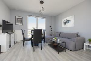 Rondo Wiatraczna Skyview Apartment with Parking Space & Balcony by Noclegi Renters