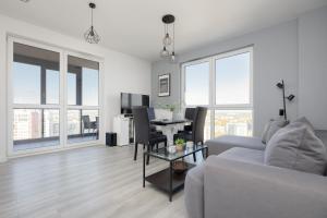 Rondo Wiatraczna Skyview Apartment with Parking Space & Balcony by Noclegi Renters