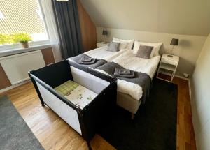 Hus med stor trädgård i lugn miljö nära havet