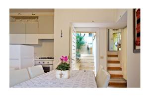 Paradiso Pool Apartments by DomusAway img10