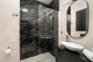 Black and Yellow Apartment in Rzeszów Close to the River with Air Conditioned Living Room by Noclegi Renters