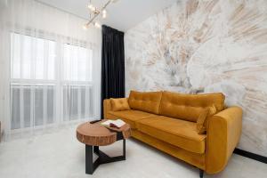 Black and Yellow Apartment in Rzeszów Close to the River with Air Conditioned Living Room by Noclegi Renters