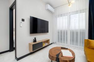 Black and Yellow Apartment in Rzeszów Close to the River with Air Conditioned Living Room by Noclegi Renters