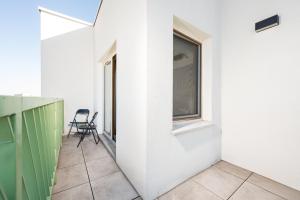 Metro Młociny Deluxe Apartment by BookingHost