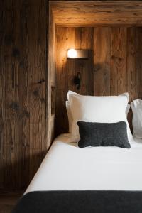 Luxury Chalet Black Mountain - 4BR, Sleeps 10, Fireplace, Mountain Views & Garden - Megève