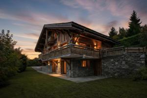 Luxury Chalet Black Mountain - 4BR, Sleeps 10, Fireplace, Mountain Views & Garden - Megève