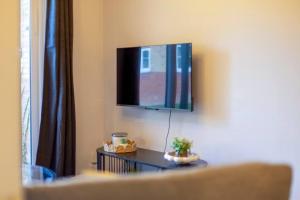 Pass the Keys Ground Floor Apartment with Free Parking
