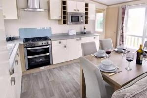 Forest Edge 2 Bedroom Sublime Caravan with Hot Tub