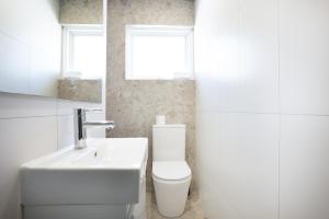 Riverfront Villa 6 Surfers Paradise with Pool