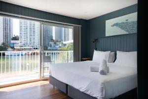 Riverfront Villa 6 Surfers Paradise with Pool
