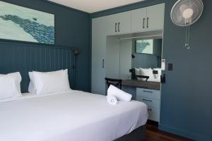 Riverfront Villa 6 Surfers Paradise with Pool