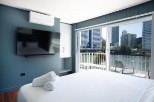 Riverfront Villa 6 Surfers Paradise with Pool