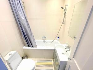 Sunny 2 bedroom, 2 bathroom Apartment in Central London