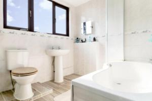 Pet Friendly Home in Chelmsford-Hot Tub-Sleeps 6