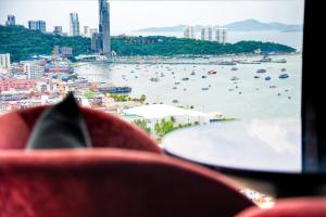 芭提雅Edge极致高端景观房-海景城景巨大顶楼泳池-健身房按摩房乒乓球室花园餐厅