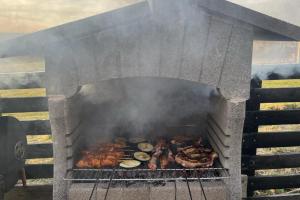 3 Bed Chalet Sleeps 8 -Fireplace & Enclosed Garden