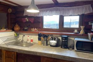 3 Bed Chalet Sleeps 8 -Fireplace & Enclosed Garden