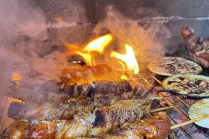 3 Bed Chalet Sleeps 8 -Fireplace & Enclosed Garden