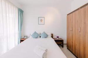 Humble Pineapple by Da Alohas