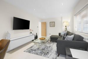 Modern Comfort 2-Bedroom, 2-Bathroom House