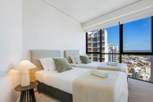 Luxury Broadbeach 2B, River & Hinterland Views, Steps to Beach