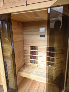RentiGo Balans House Wellness Container with Sauna and Jacuzzi