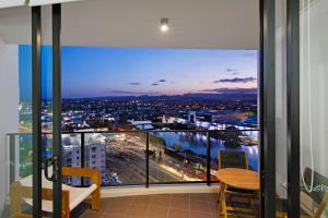 Luxury Broadbeach 2B, River & Hinterland Views, Steps to Beach