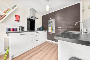 Meadows Cozy & Comfy 5BR House By AltoLuxo Short Lets & Serviced Accommodation With Free WiFi & Parking