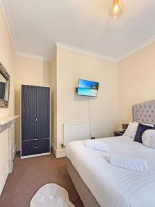 Spacious Central Ground Floor Apartment Sleeps 6 - Newark Town Centre - Free Parking - Amaya Twelve