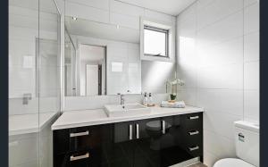 Melbourne Room in Newport Modern townhouse - Walk to stunning ocean view Guesthouse suite