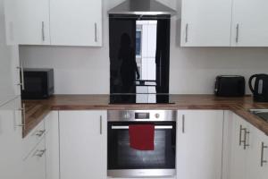 1 Bed Apartment Sleeps 2 - WiFi & Tv