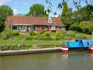 Waterside Cottage - Sleeps 11 on Grand Canal