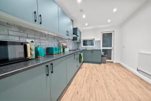Olive Haus Stylish & Cosy 4BR By AltoLuxo Short Lets & Serviced Accommodation With Free Wifi & Parking