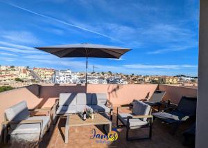 Sunny Getaway with Pool & Rooftop Views VM77