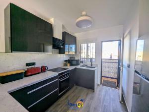 Sunny Getaway with Pool & Rooftop Views VM77