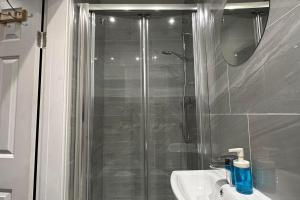 Studio Sleeps 3 near Ealing Broadway