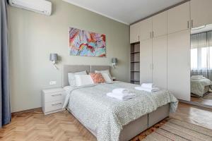 Polished Central 2 BDRM Skyline Views & Elevator