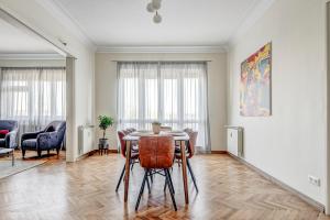 Polished Central 2 BDRM Skyline Views & Elevator