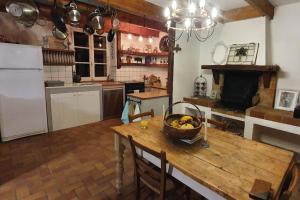 3 Bed Cottage Sleeps 6 - Enclosed Patio -Fireplace