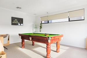 The Scarborough Mirage - Modern elegant home - Heated Pool - Games room - 4BR