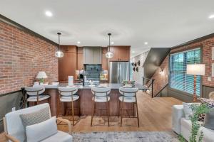 New Bright Modern Townhome with Rooftop & Garage