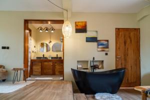 Escarpment Luxury Lodge Manyara