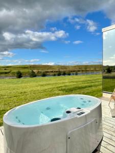 Nest Retreat Iceland - Mirror Houses by the Rangá river