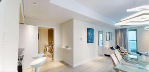 SkyRise Apartment with Stunning Sea View on 89 Floor