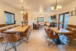 Cazare Colibița Casa Lipan cu jacuzzi, foișor și loc de joacă